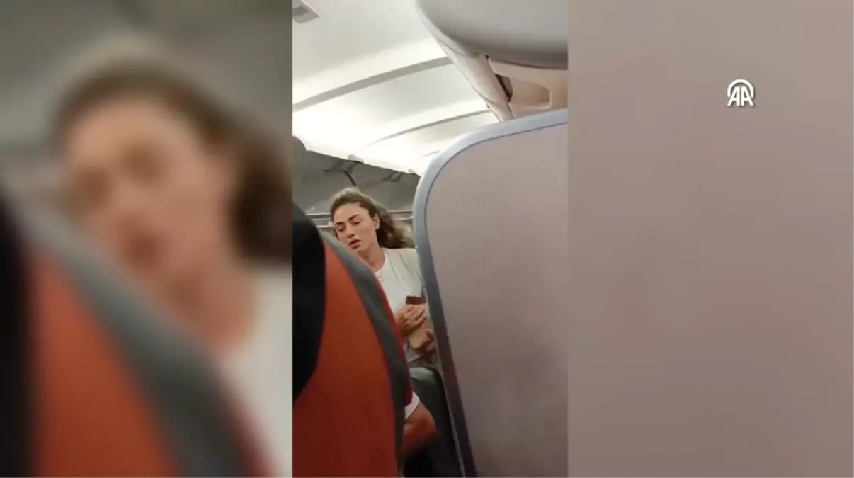 Dilan Çıtak Dörter Uçakta Tartışma Çıkardı