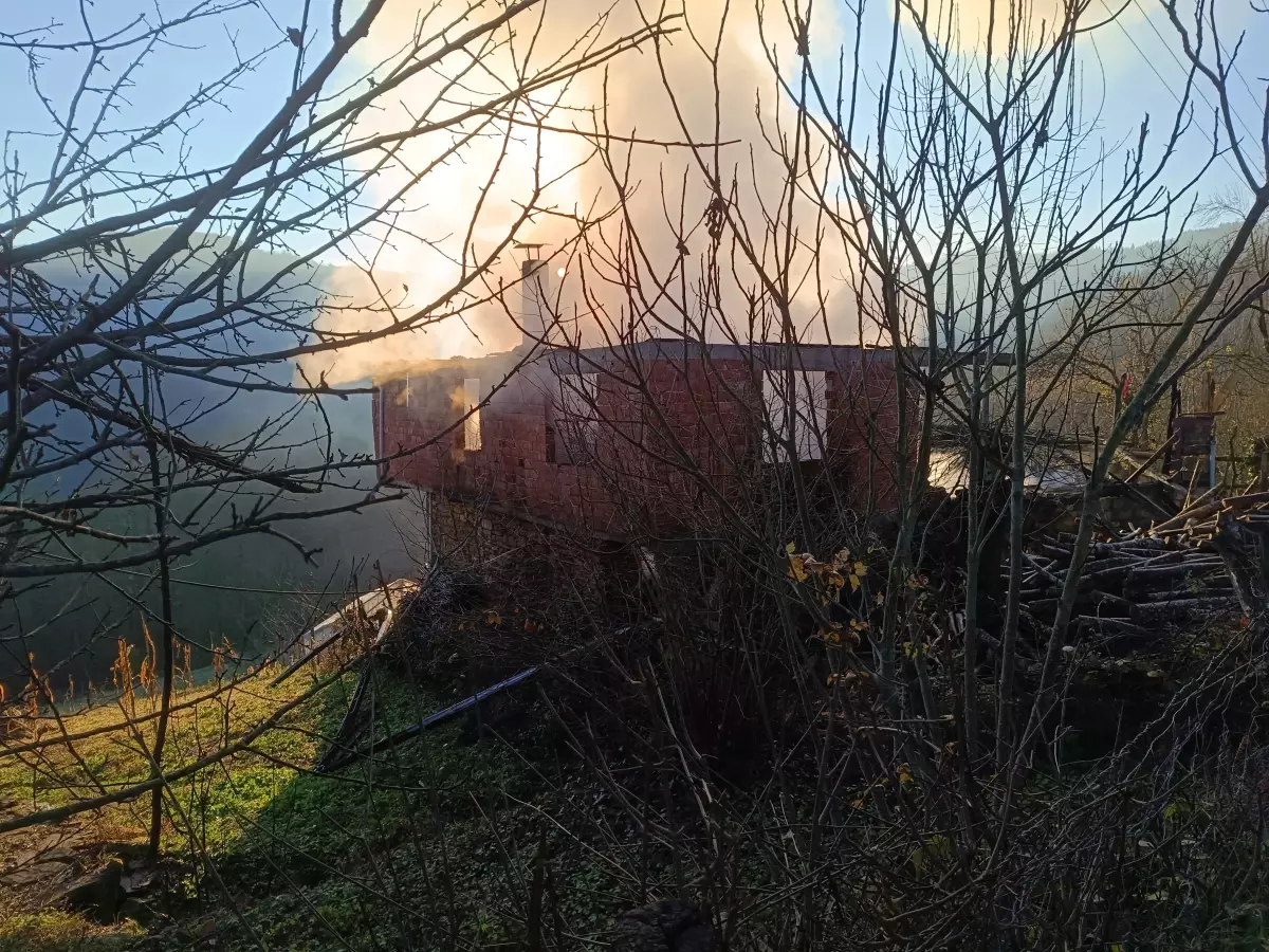 Bartın’da Elektrik Kontağından Yangın: 2 Katlı Ev Kül Oldu
