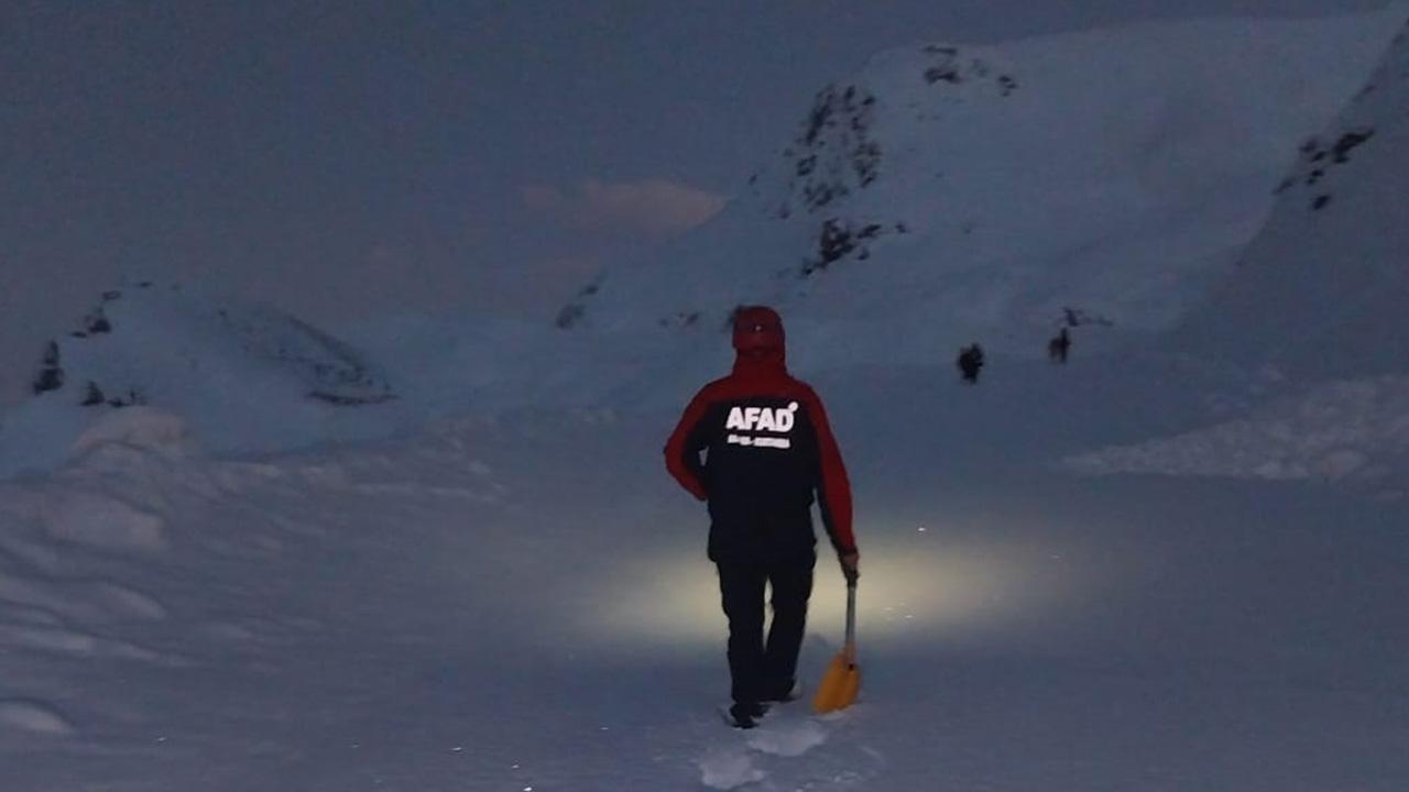 Hakkari’de karda mahsur kalan ailenin yardımına AFAD koştu